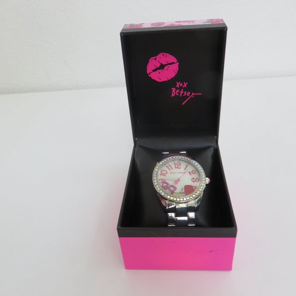 (061) Betsey Johnson analog display, 3 Hand Quartz Movement